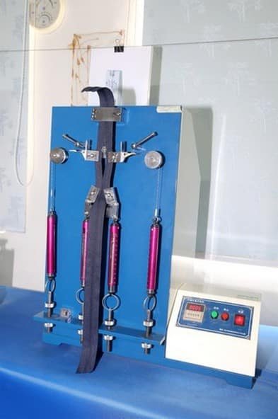Automated zipper cycle endurance testing at BagMakerPro lab to ensure long-term hardware reliability.