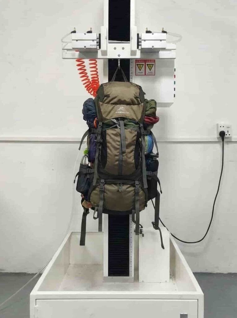 Dynamic load-bearing and jerk test machine simulating real-world durability for wholesale travel bags.