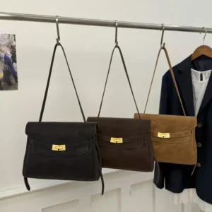 Elegant Flap Shoulder Bag with Gold Bar Clasp